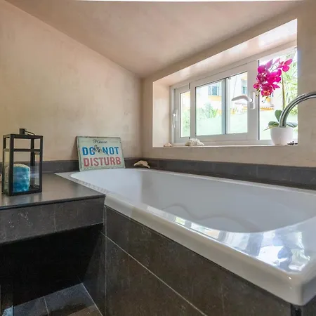 Seabreeze Carihuela شقة